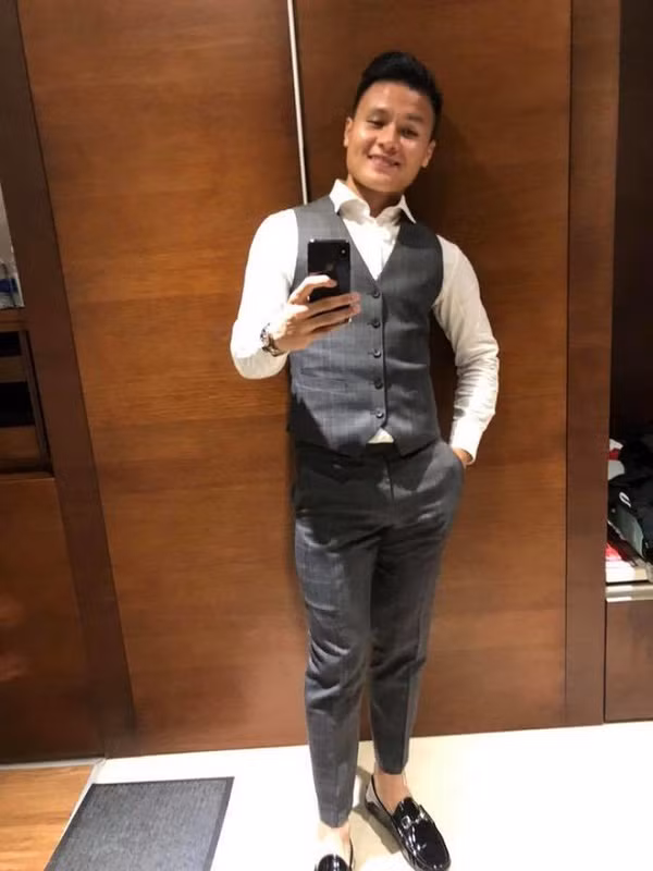 Quang Hải từng khoe ảnh chụp cùng điện thoại iPhone X (hoặc XS Max) màu đen. Ảnh: FBNV