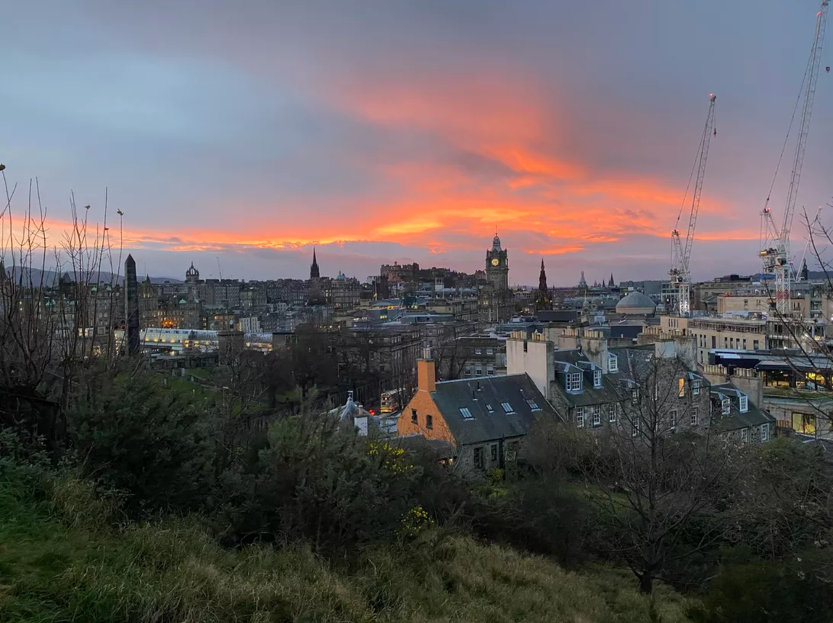 iPhone 11 Pro, ống kính góc rộng tiêu chuẩn.