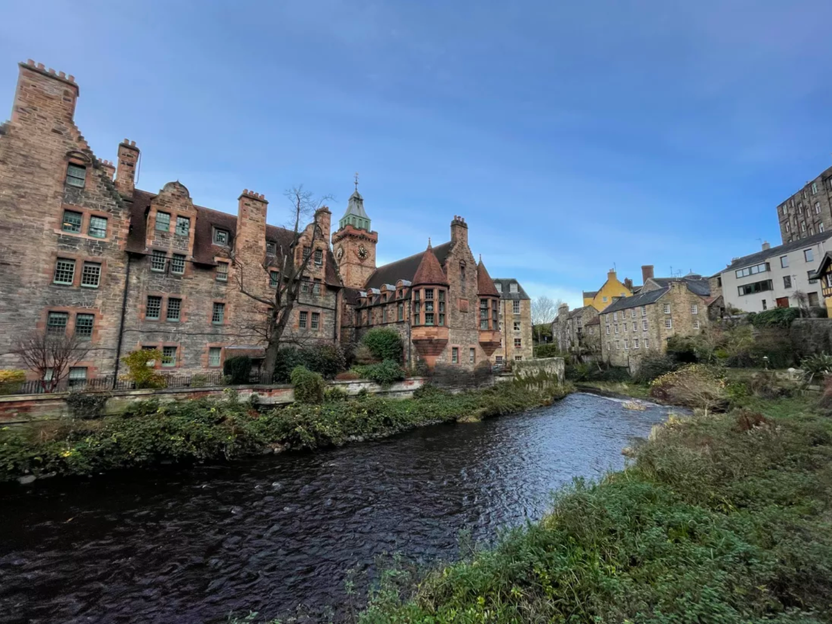 Ảnh chụp từ ống kính góc siêu rộng của iPhone 12 đưa đến một hình ảnh với độ tương phản và chi tiết tốt hơn. Nhưng cùng với đó là bức hình, cụ thể là ở các ngôi nhà và phần nước sông lại tối hơn có thể khiến nhiều người không thích.