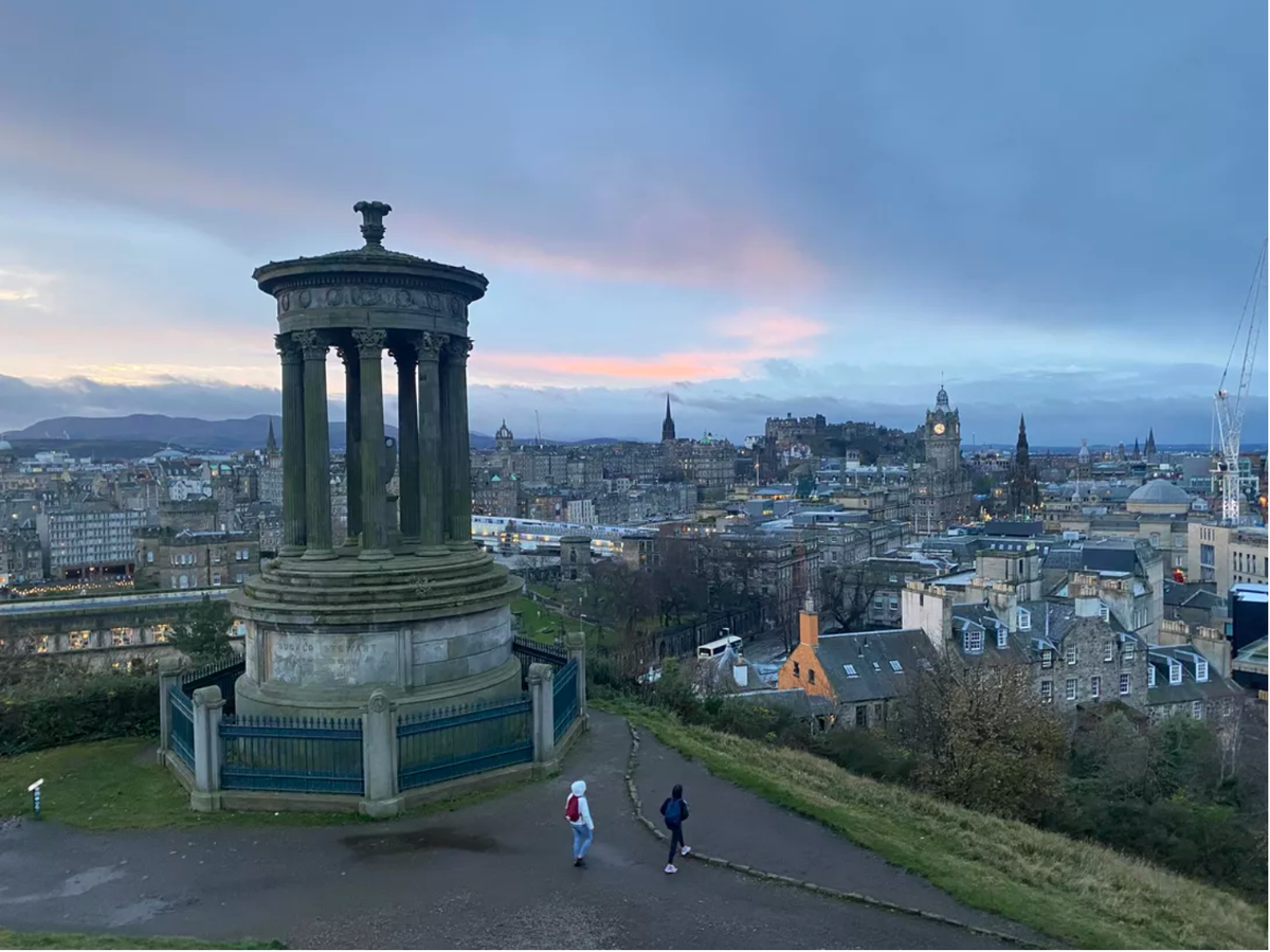 iPhone 11 Pro ống kính góc rộng tiêu chuẩn, thời gian chụp hoàng hôn. Bức ảnh cho ra chi tiết tốt, độ phơi sáng ổn nhưng tương phản chưa thực sự xuất sắc.