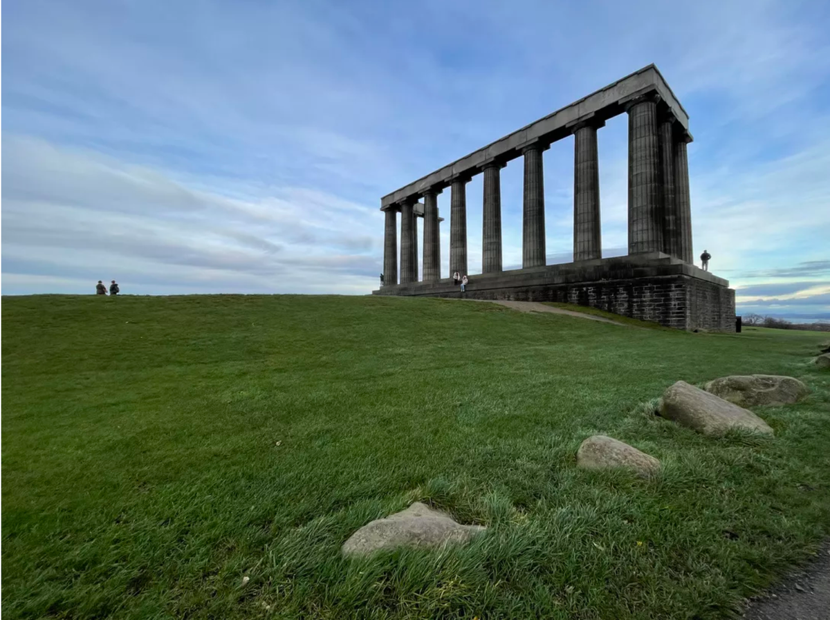 iPhone 12 ống kính góc rộng tiêu chuẩn lại cho ra hình ảnh tuy có độ chi tiết không quá khác biệt nhưng lại cho ra tông màu với cân bằng trắng có phần "lạnh" hơn và sẽ có nhiều người không thích điều này.