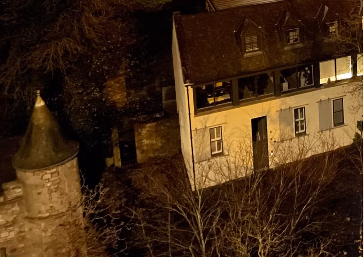 iPhone 12, Crop 100%. Có thể thấy rằng iPhone 12 đã có thể chụp chi tiết tốt hơn đáng kể ở các cạnh của khung hình khi sử dụng Chế độ ban đêm. ảnh có chi tiết và khử nhiễu đáng kinh ngạc.