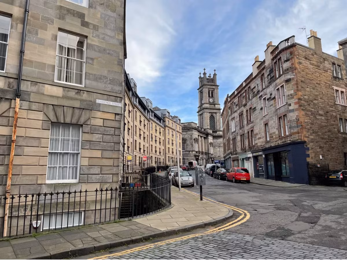 Ảnh chụp của iPhone 12 có sự phân biệt rõ ràng giữa các vùng, trông đẹp hơn rất nhiều. Rõ ràng, chất lượng quang học trên camera của iPhone 12 khá đúng với quảng cáo từ Apple.