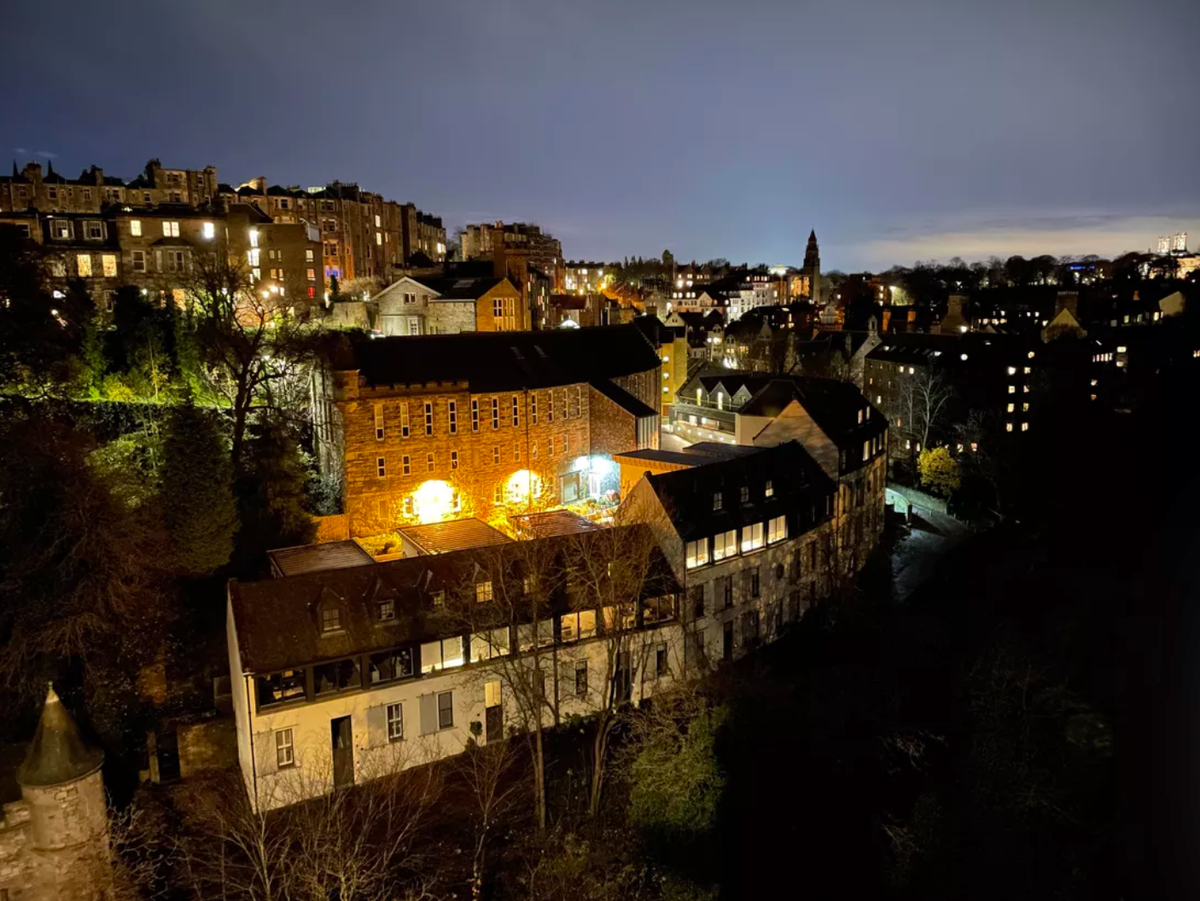 iPhone 12, ống kính góc rộng tiêu chuẩn, chế độ chụp đêm. Được chụp bằng chế độ Ban đêm ở 10 giây, cả hai bức ảnh đều thu được lượng chi tiết ấn tượng trong một cảnh đêm cực kỳ tối tăm như vậy. Tuy nhiên, ảnh chụp của iPhone 12 lại sáng hơn.