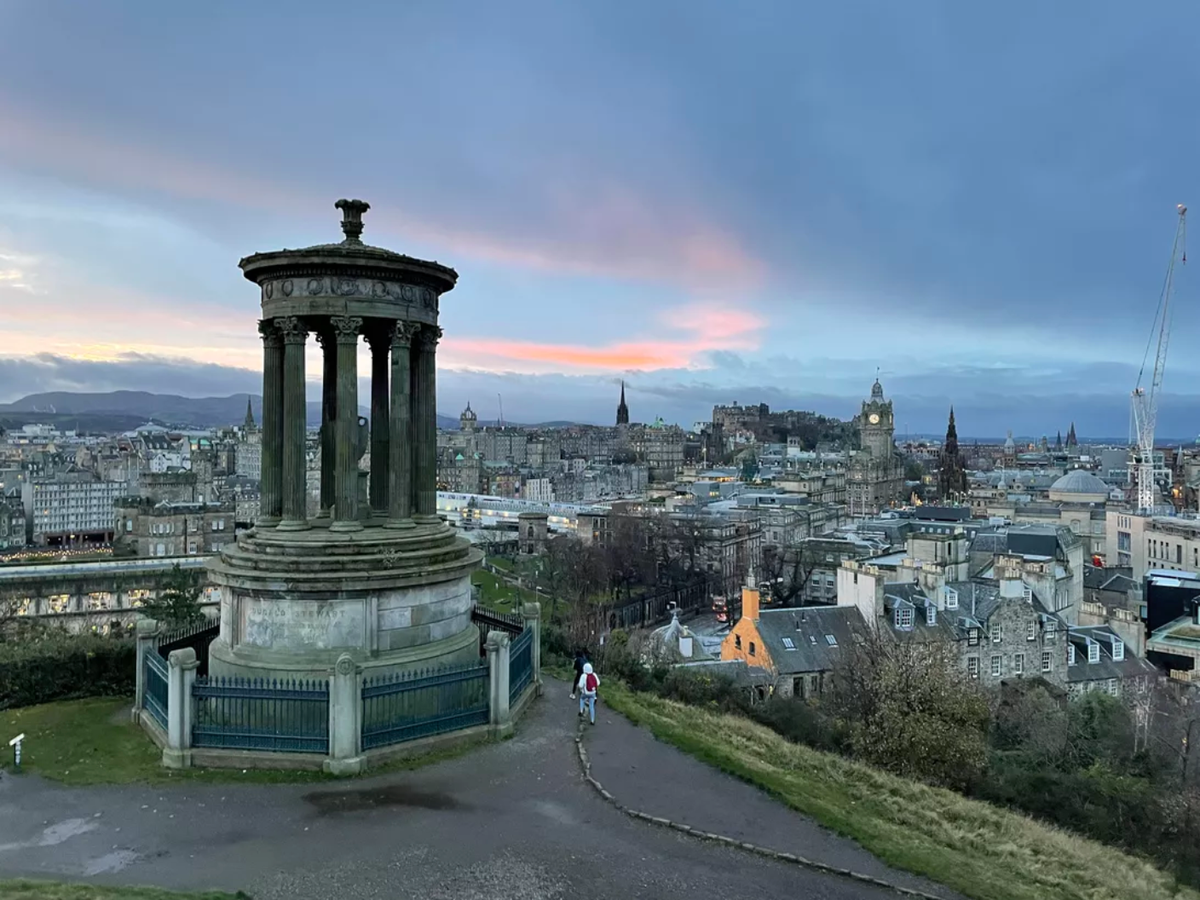 iPhone 12 ống kính góc rộng tiêu chuẩn. Ảnh của iPhone 12 có độ tương phản và rõ ràng hơn trên các tòa nhà ở xa hơn trong cảnh. Tương phản trên tháp nước rất tốt, cân bằng sáng cũng tốt khi các khu nhà ở xa sáng hơn, không bị "mù".