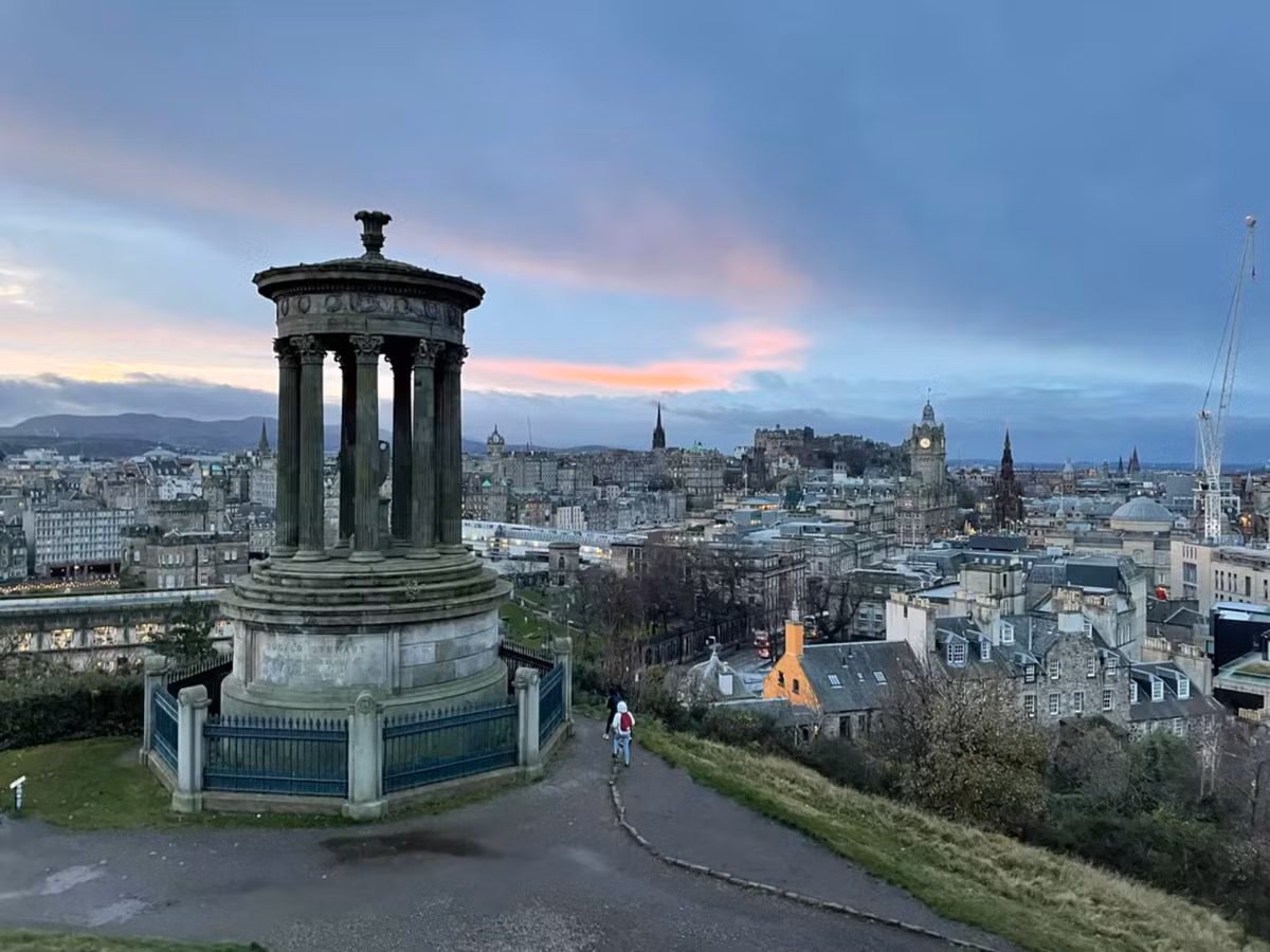 iPhone 12 ống kính góc rộng tiêu chuẩn. Ảnh của iPhone 12 có độ tương phản và rõ ràng hơn trên các tòa nhà ở xa hơn trong cảnh. Tương phản trên tháp nước rất tốt, cân bằng sáng cũng tốt khi các khu nhà ở xa sáng hơn, không bị "mù".