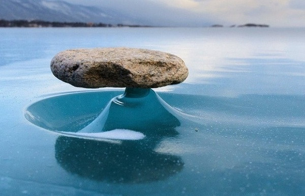 Tại hồ nước Baikal (Nga), khi bạn ném một hòn đá xuống mặt nước, nó sẽ ngay lập tức đóng băng và tạo nên cảnh tượng tuyệt vời thế này.