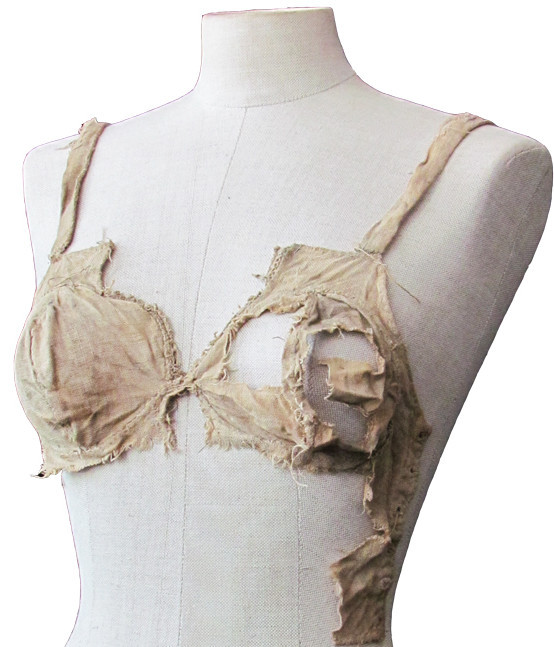 Chiếc áo ngực cổ nhất thế giới được cho là sản xuất vào khoảng 1390 tới 1485. Được tìm thấy ở Áo, nó có hình dáng khá giống với kiểu áo ngực hiện đại ngày nay.