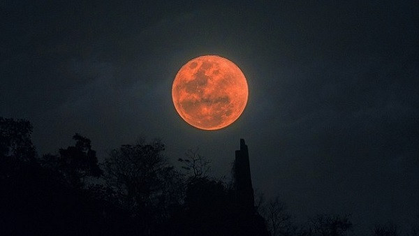 Trong tháng 6 này, người yêu thiên văn có cơ hội được chứng kiến đến 6 hiện tượng thiên văn siêu độc đáo, trong đó có hiện tượng nguyệt thực nửa tối khiến Mặt trăng chuyển màu đỏ nhạt .