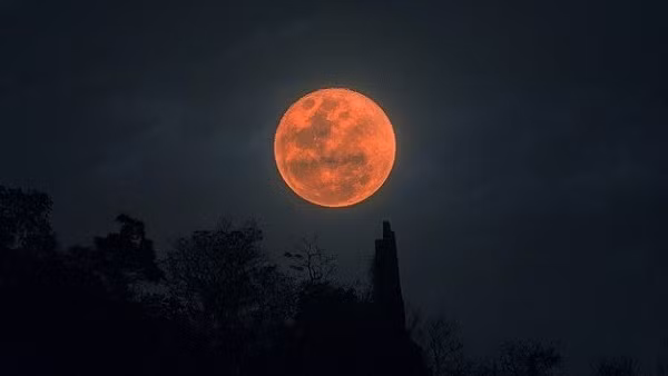 Trong tháng 6 này, người yêu thiên văn có cơ hội được chứng kiến đến 6 hiện tượng thiên văn siêu độc đáo, trong đó có hiện tượng nguyệt thực nửa tối khiến Mặt trăng chuyển màu đỏ nhạt .