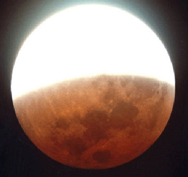 Điều đặc biệt là, lần nguyệt thực nửa tối này trùng với kỳ trăng tròn có tên Trăng Dâu tây, hay còn được biết đến là Trăng Hoa hồng (Full Rose Moon) hay Trăng Mật ong (Full Honey Moon).