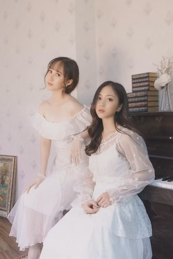 Em gái của Đàm Hằng có tên thật là Đàm Thanh Huyền. Cô thường được mọi người biết với nghệ danh là Nắng, đang làm việc dưới vai trò streamer.