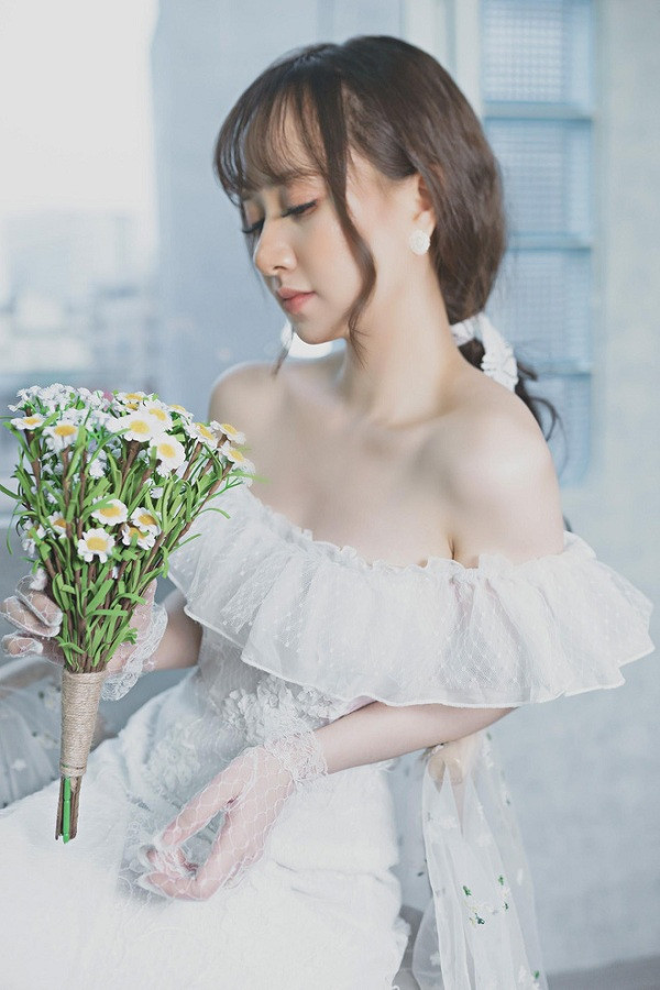 Mới đây, hotgirl Liên Quân Mobile lại khiến cộng đồng game thủ chết mê chết mệt khi tung bộ ảnh chuẩn nàng thơ chụp cùng em gái. Các nam nhân phải trầm trồ trước nhan sắc xinh đẹp của hai chị em, thi nhau thả tim, bình luận.