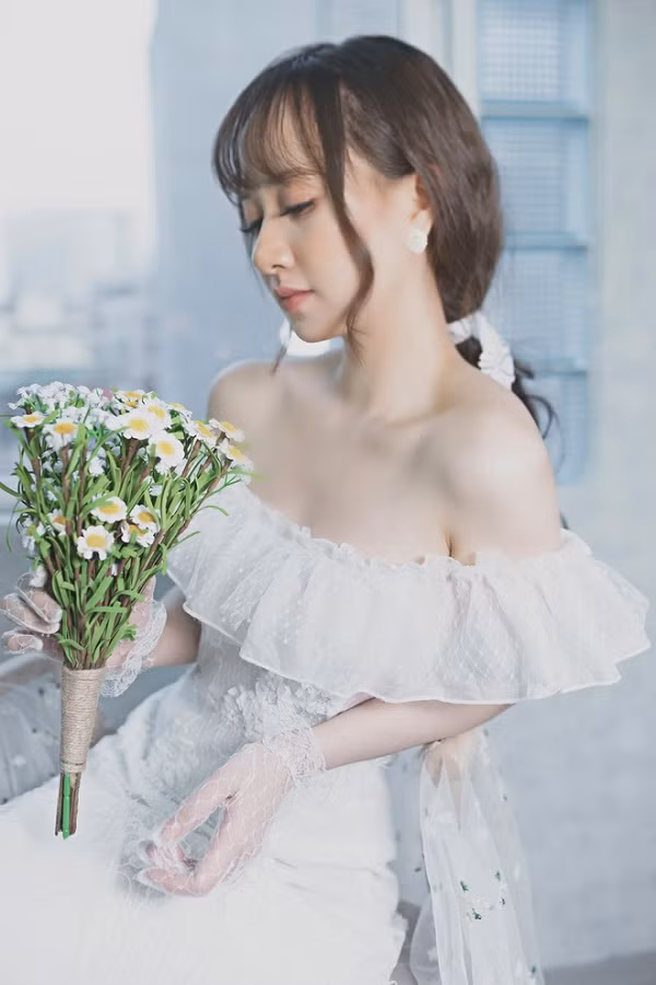 Mới đây, hotgirl Liên Quân Mobile lại khiến cộng đồng game thủ chết mê chết mệt khi tung bộ ảnh chuẩn nàng thơ chụp cùng em gái. Các nam nhân phải trầm trồ trước nhan sắc xinh đẹp của hai chị em, thi nhau thả tim, bình luận.