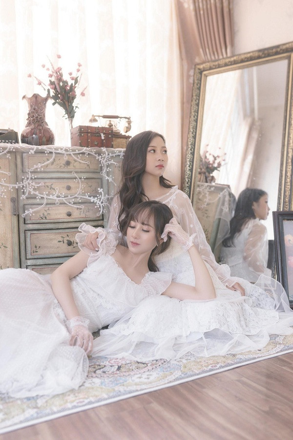 Nắng nổi bật với ngoại hình xinh đẹp không kém gì cô chị, tính cách nhí nhảnh, đáng yêu. Nữ streamer đã để lại được dấu ấn trong cộng đồng PUBG Mobile, Đấu Trường Chân Lý và cô đang lấn sân sang Call of Duty: Mobile VN.