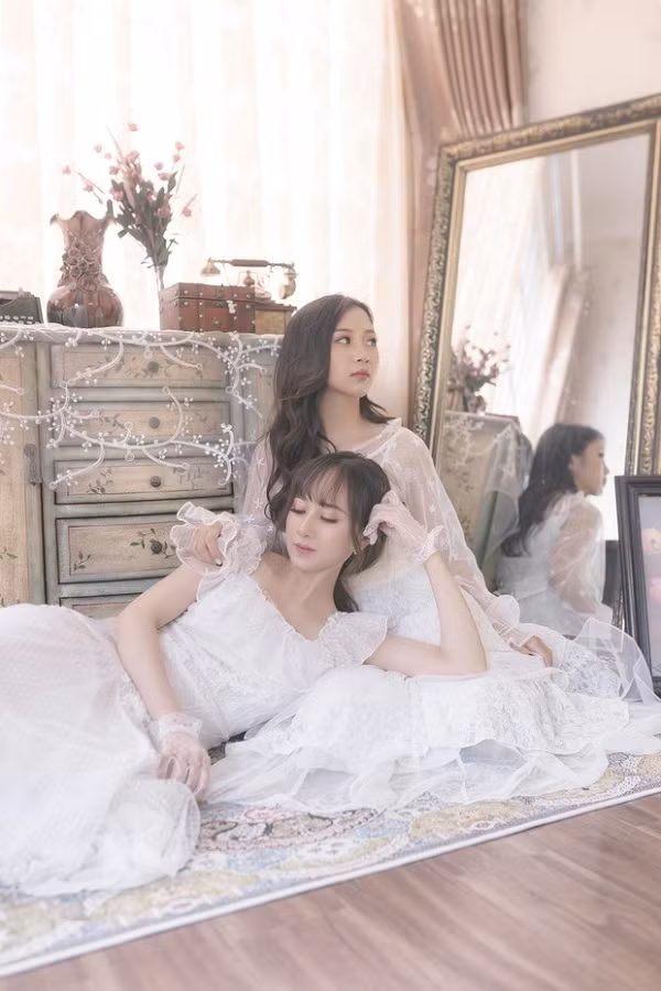 Nắng nổi bật với ngoại hình xinh đẹp không kém gì cô chị, tính cách nhí nhảnh, đáng yêu. Nữ streamer đã để lại được dấu ấn trong cộng đồng PUBG Mobile, Đấu Trường Chân Lý và cô đang lấn sân sang Call of Duty: Mobile VN.