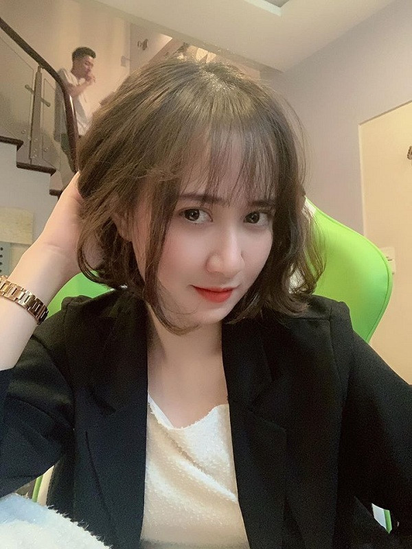 Không chỉ có thế, cô nàng còn được biết đến với kỹ năng chơi game không phải dạng vừa, vượt xa nhiều đáng mày râu, bởi vậy không khó hiểu khi Hằng Đàm nhanh chóng có lượng fan ''hùng hậu''.