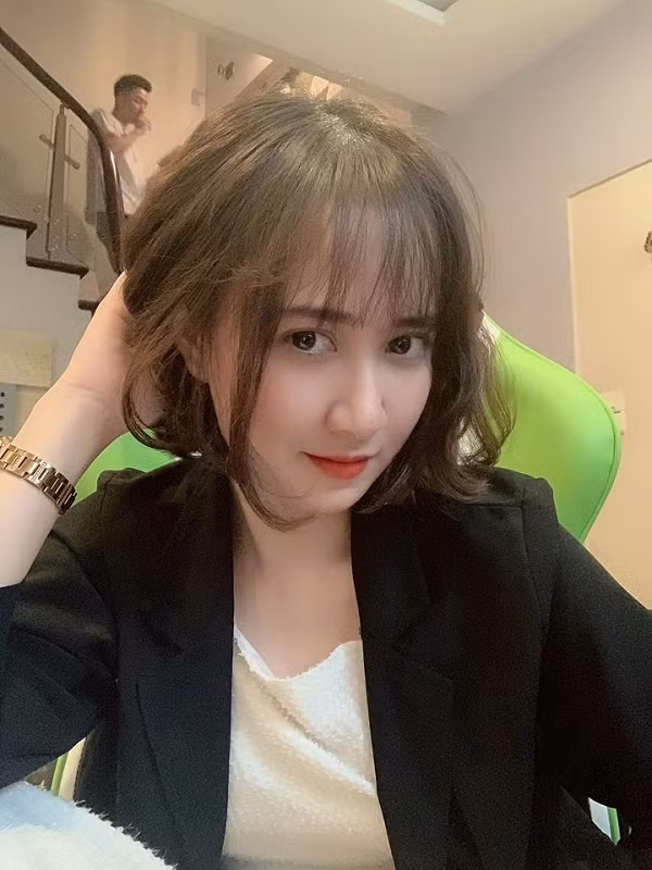 Không chỉ có thế, cô nàng còn được biết đến với kỹ năng chơi game không phải dạng vừa, vượt xa nhiều đáng mày râu, bởi vậy không khó hiểu khi Hằng Đàm nhanh chóng có lượng fan ''hùng hậu''.