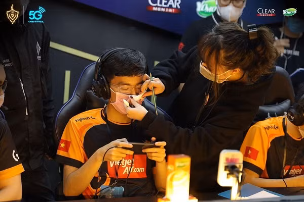 Trong loạt trận mở màn của Team Flash tại ĐTDV mùa Xuân 2020, người hâm mộ đã không thể rời mắt khỏi màn hình khi chứng kiến hình ảnh của một nữ HLV đang ân cần lau mắt kính, chỉnh khẩu trang cho xạ thủ Elly.