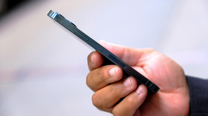 Điều này đồng nghĩa với việc khi sử dụng 5G, pin của iPhone 12 và iPhone 12 Pro đang hết nhanh hết 20%.