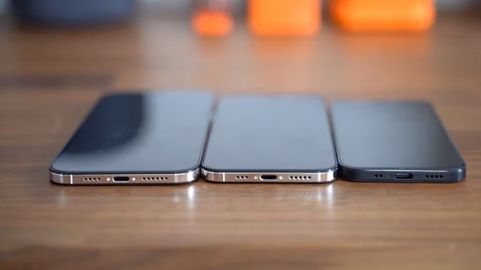 Báo cáo đã thực hiện một thử nghiệm sử dụng iPhone mới ở độ sáng màn hình 150 nits, mở một website mới mỗi 30 giây với sự tham gia của iPhone 12 và iPhone 12 Pro và trên cả mạng 4G và 5G.