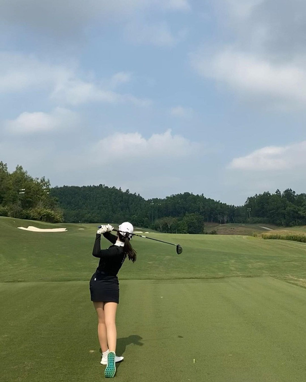 Ba kiểu ăn diện khác nhau của Thảo Nguyên khi đi chơi golf, kiểu nào cũng làm người xem không thể nào rời mắt.