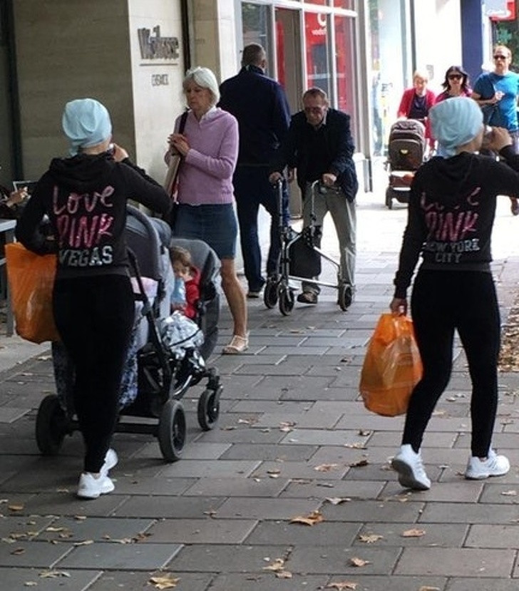 Hai người phụ nữ này liệu có quen biết nhau khi mặc đồ hoàn toàn giống nhau, cùng uống nước vào một thời điểm và cùng mua đồ tại một cửa hàng có túi đựng màu cam?