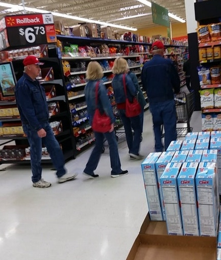 Giống nhau từ trang phục cho tới hành động.