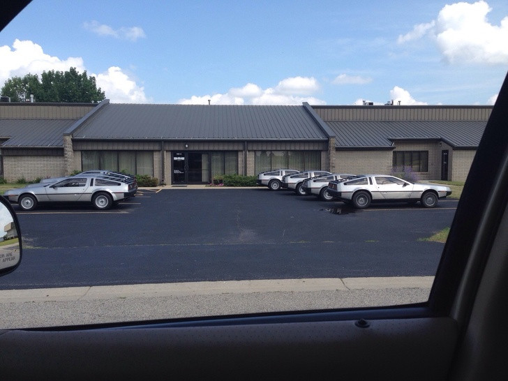 Những chiếc xe giống nhau được đậu kế cận một cách kỳ lạ