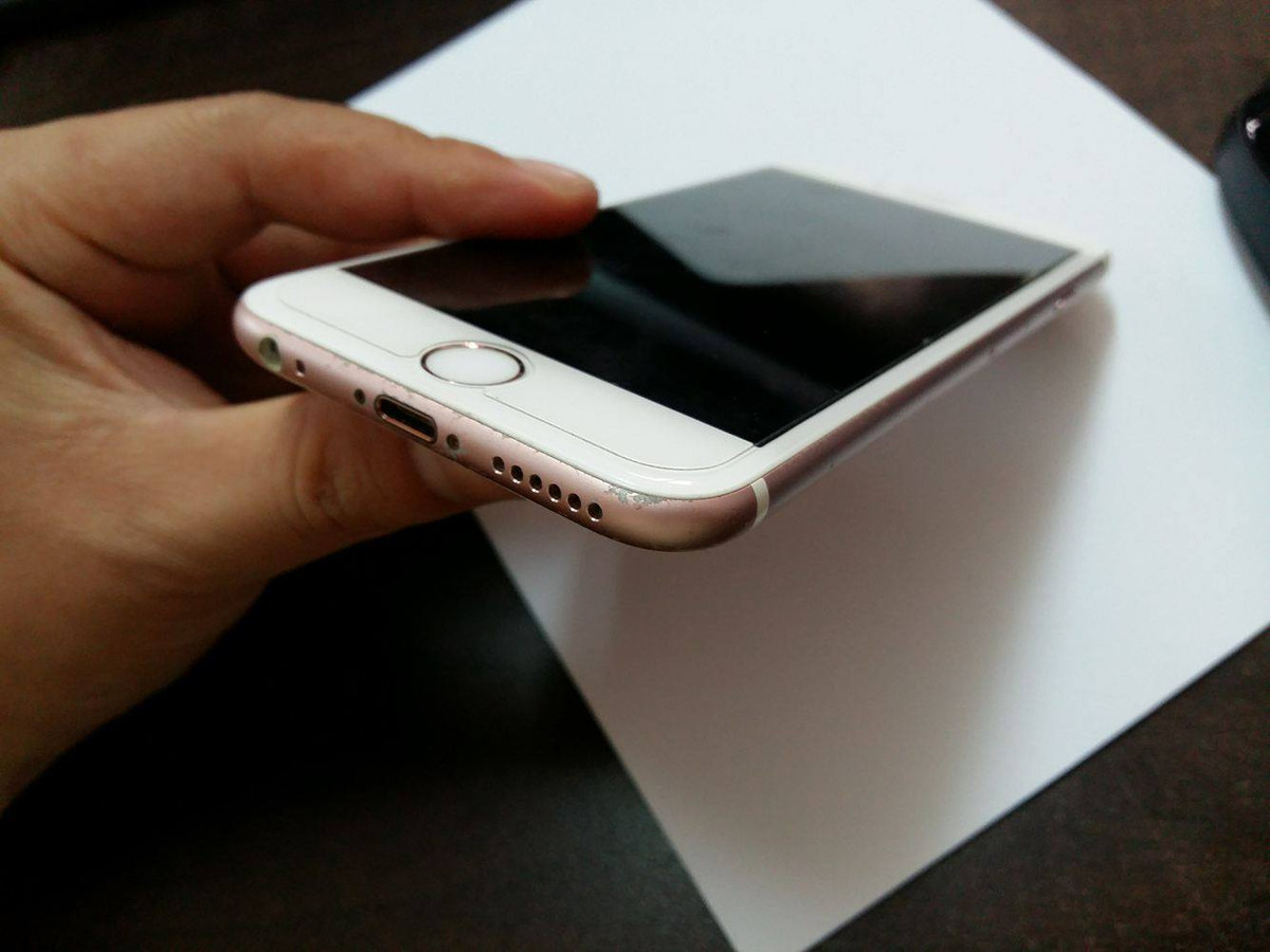 Thực chất, tình trạng tróc sơn không phải là vấn đề quá hiếm gặp. Trước đó, iPhone 6 cũng từng bị người dùng than phiền về việc tróc sơn cạnh đáy chỉ sau một thời gian ngắn sử dụng.