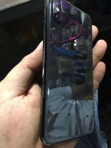 Thậm chí "trâu bò" như iPhone X cũng từng bị fan chỉ trích vì tróc sơn chỉ sau vài tuần sử dụng. Điều này khiến không ít người càng tăng thêm hoài nghi về chất lượng của loạt iPhone 12 series mới bởi những chiếc điện thoại này chỉ mới lên kệ cách đây vài ngày.