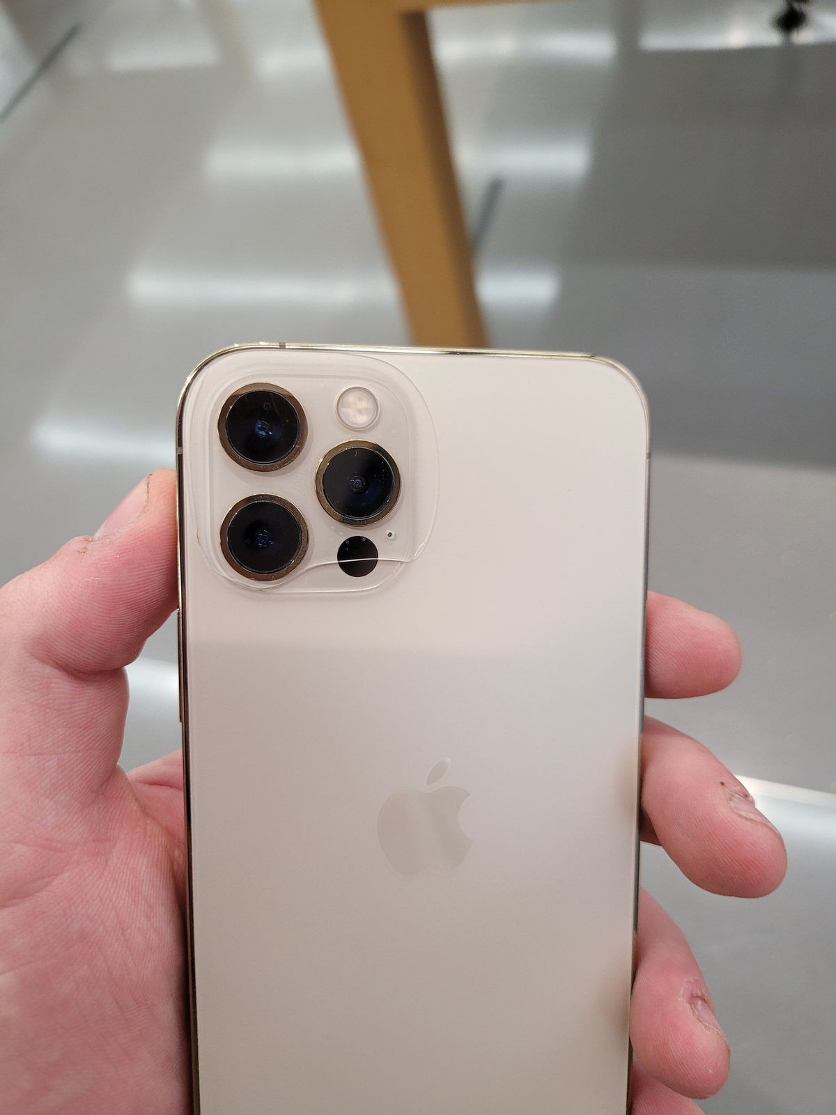 Chiếc điện thoại này có một vết nứt chạy dọc khung và mô-đun camera của thiết bị. Vấn đề này đã được giải quyết khi Apple hỗ trợ thay thế sản phẩm mới. Tuy nhiên, Max Weinbach nhận xét đây là một lỗi không nên xảy ra với mẫu điện thoại có giá bán 1.000 USD.