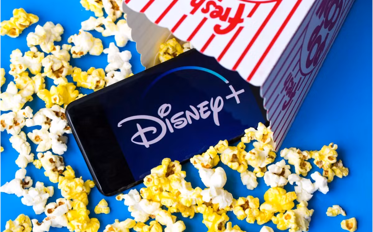 Disney Plus có khoảng 500 bộ phim và 7.500 tập phim truyền hình, bao gồm các tác phẩm kinh điển của Disney. Disney đã thực hiện một số thay đổi để cải thiện trải nghiệm phát trực tuyến, ứng dụng này buộc bạn phải chi ra khoảng 7 USD/ tháng để trải nghiệm toàn bộ dịch vụ cũng như các bộ phim.