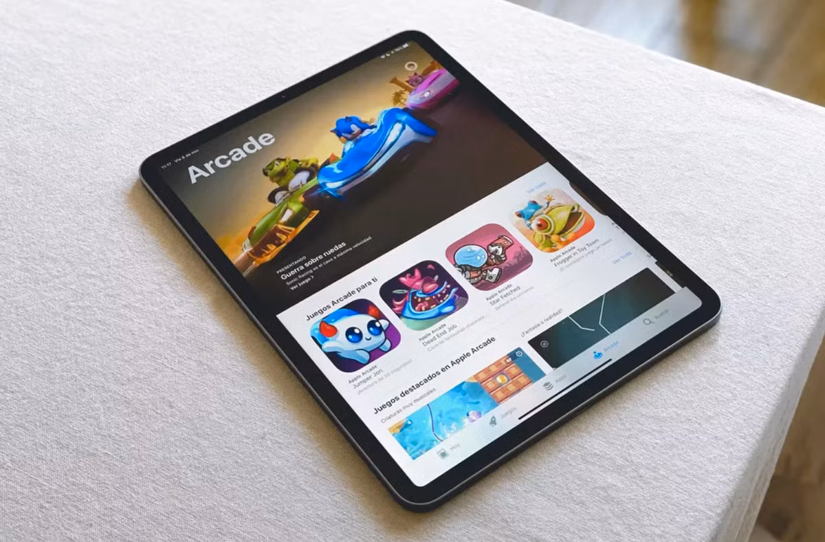 Apple đã giới thiệu dịch vụ đăng ký trò chơi Apple Arcade vào tháng 9/2019, với mức phí 5 USD/tháng. Danh mục hơn 100 trò chơi có sẵn dưới dạng ứng dụng có thể tải xuống cho hầu hết các thiết bị iOS từ dịch vụ trong App Store - từ các bản cập nhật của những trò chơi yêu thích hoài cổ như Pac-Man Party Royale và Frogger in Toy Town đến các trò chơi giải đố, trò chơi bí ẩn và trò chơi thân thiện với trẻ em.