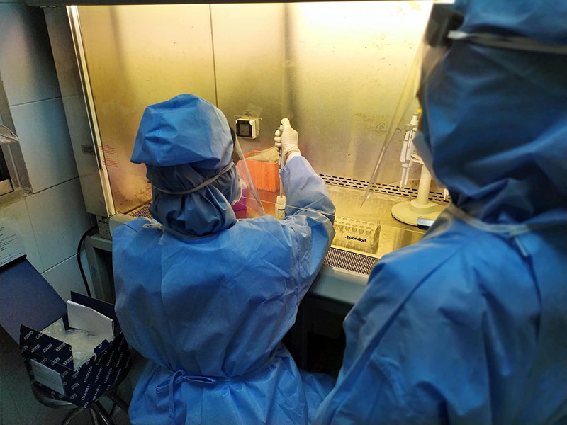 Hai bộ test kit do Học viện Quân Y nghiên cứu, phối hợp với Công ty Cổ phần Công nghệ Việt Á sản xuất. Bộ test kit được 40 bệnh viện, trung tâm kiểm soát dịch bệnh ở Việt Nam đăng ký mua và hơn 10 quốc gia đề nghị mua, bao gồm Campuchia, Nigeria, Ba Lan, Úc, Đức, Phần Lan, Ukraine, Ý, Thổ Nhĩ Kỳ, Ireland... Ảnh: Công Đạt/ Báo Ảnh Việt Nam.