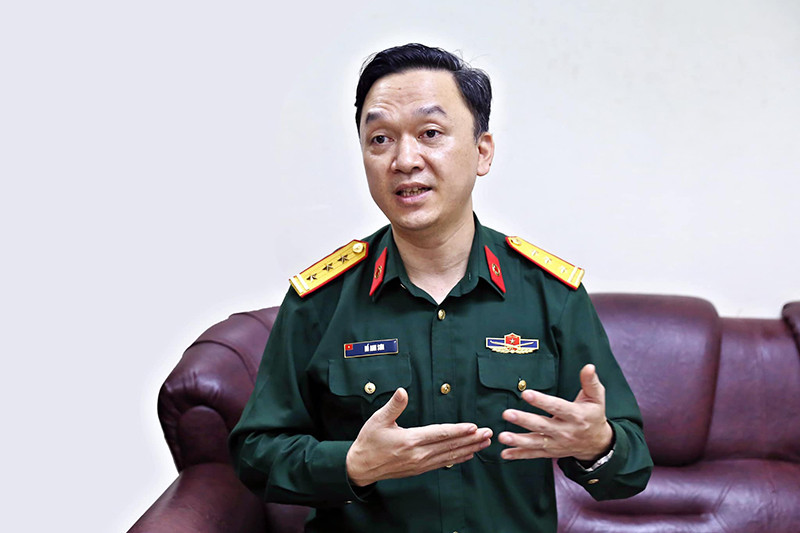 Thượng tá - PGS.TS Hồ Anh Sơn- Phó giám đốc Viện Nghiên cứu Y dược học Quân sự cho biết, hiện Viện Nghiên cứu Y dược học Quân Sự và các đơn vị vẫn tiếp tục nghiên cứu, cải tiến để sản phẩm tối ưu hơn. Ảnh Công Đạt/ Báo Ảnh Việt Nam. 