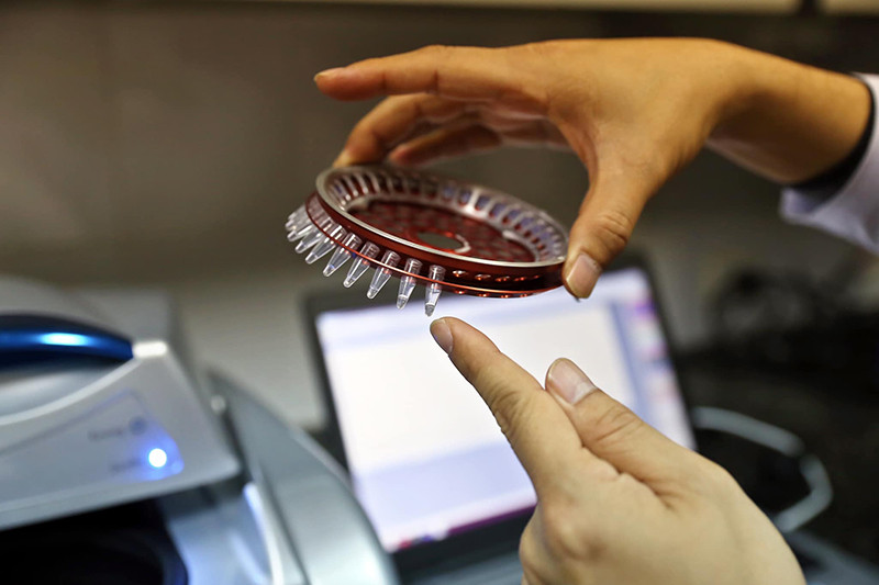 Tính tới thời điểm hiện tại, việc xuất khẩu hai bộ test kit đã được gửi đi Ukraine (50 bộ đầu tiên) và Phần Lan (100 bộ) để phía nhập khẩu đăng lý lưu hành tại nước sở tại, trước khi nhập khẩu chính thức. Ảnh Công Đạt/ Báo Ảnh Việt Nam.