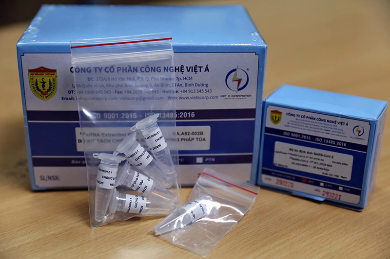 Bộ kit xét nghiệm virus SARS-CoV-2 được bào chế dưới dạng dung dịch, có tác dụng kiểm tra nCoV trong mẫu bệnh phẩm đường hô hấp trên (dịch mũi họng, dịch súc họng), đường hô hấp dưới (đờm, dịch phế nang, dịch nội khí quản, dịch màng phổi) và mẫu máu. Bộ kit đáp ứng tiêu chí tương đương bộ sinh phẩm do US CDC và WHO sản xuất. Ảnh: Công Đạt/ Báo Ảnh Việt Nam. Sản xuất bộ KIT Test virus Covid-19.