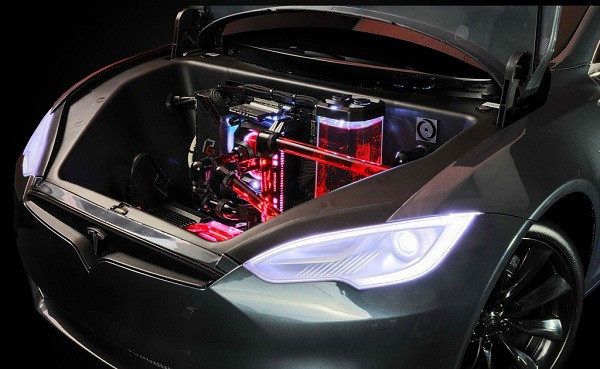 Dàn PC nằm gọn trong siêu xe mini sử dụng ổ SSD 2TB Foce MP600 của Corsair để vận hành và ổ SSD 4TB Samsung 860 Pro để chứa dữ liệu.