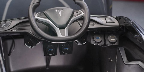 Các cổng kết nối được thiết kế gọn gàng bên dưới tay lái, bao gồm cổng cắm tai nghe, USB và HDMI.