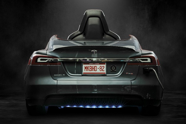 Nhà sản xuất khuyến cáo không nên để trẻ chạy Ludicrous ở tốc độ cao để tránh những va chạm, ảnh hưởng đến phần cứng bên trong.