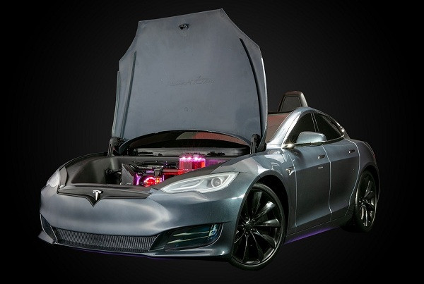 Chiếc máy tính chơi game tích hợp siêu xe này hiện có nhiều phiên bản màu sắc như xám, xanh,...cho người dùng lựa chọn. Sản phẩm có giá bán khởi điểm từ 13.432 USD tại Mỹ, chưa kể chi phí vận chuyển.