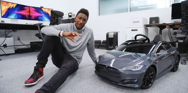 Mới đây, công ty Origin PC ''bắt tay'' cùng vlogger Marques Brownlee cho ra mắt mẫu PC có tên Ludicrous PC. Điều đặc biệt, d àn PC này được thiết kế nằm gọn bên trong Tesla Model S - mẫu siêu xe mini dành cho trẻ em.