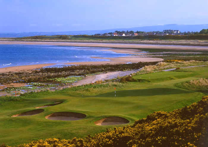 Nằm trên cao nguyên ở vùng ven biển Bắc, sân golf Royal Dornoch luôn lộng gió và mang trong mình không khí trong lành, tươi mát. Ngoài chơi golf tại đây, các golfer còn có cơ hội hòa mình vào thiên nhiên với cây cỏ, hoa lá bốn mùa đẹp ngút ngàn.