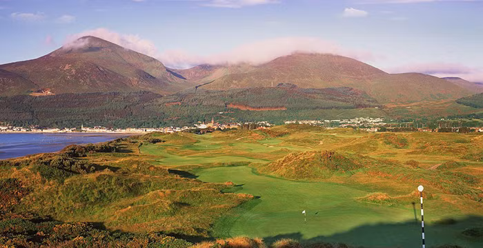 Nằm giữa vùng vịnh Dundrum (phía Đông) và dãy núi Mourne (phía Nam), sân golf Royal Country Down được thiết kế rất hài hòa với cảnh quan thiên nhiên xung quanh hùng vĩ. Các tay golf có thể vừa chơi vừa thưởng ngoạn cảnh đẹp nơi đây.