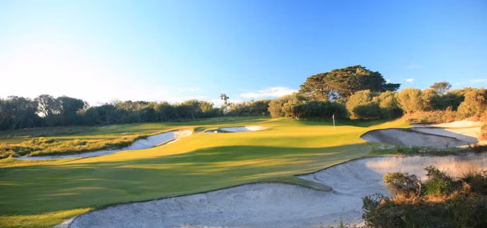 Royal Melbourne Golf Club (Melbourne, Victoria, Australia). Có thể nói, mỗi lỗ golf tại sân golf này là một bức tranh khác nhau về địa hình, cảnh quan. Câu lạc bộ golf Royal Melbourne Golf Club là câu lạc bộ golf lâu đời nhất tại Úc.