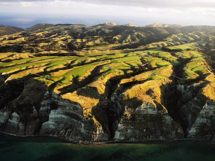 Được thiết kế bởi kiến trúc sư sân golf huyền thoại Tom Doak, các lỗ của sân golf The Cape Kidnappers đều được thiết kế ngay cạnh những vách đá thẳng đứng, sát mép của bờ biển Thái Bình Dương.