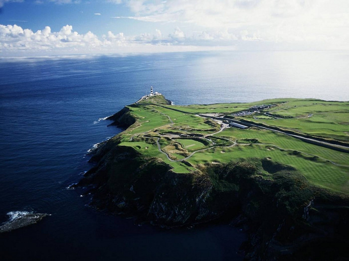 Tọa lạc trên khu đất rộng 220 ha, nhô ra biển Đại Tây Dương, sân golf Old Head Golf Links ở hạt Cork, Ireland không chỉ là nơi tổ chức các cuộc thi golf đẳng cấp thế giới mà còn được ví như một hòn đảo golf thực thụ.