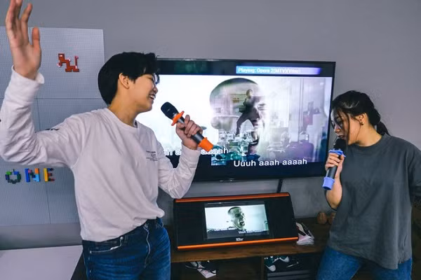 Một số người khác lại biến kỳ nghỉ của mình thành show diễn tại gia để “hát cho nhau nghe”. Các gia đình, nhóm bạn bè tụ tập nhậu nhẹt rồi hát karaoke đến tận khuya ít nhiều gây ô nhiễm tiếng ồn, làm ảnh hưởng đến khu dân cư.