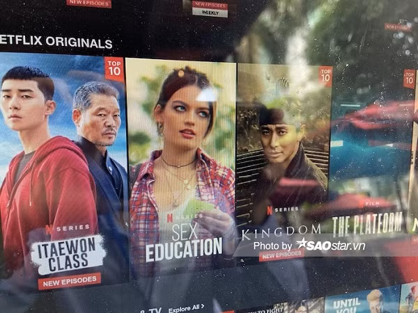 Sau giờ phút làm việc và học tập, trò giải trí thú vị, phổ biến nhất được lựa chọn có lẽ là xem phim trực tuyến trên các kênh phim miễn phí. Hoặc đăng ký dịch vụ streaming trả phí của Netflix để có thể theo dõi được nhiều bộ phim nổi tiếng, vừa giải trí lại tranh thủ học tiếng Anh tại nhà.